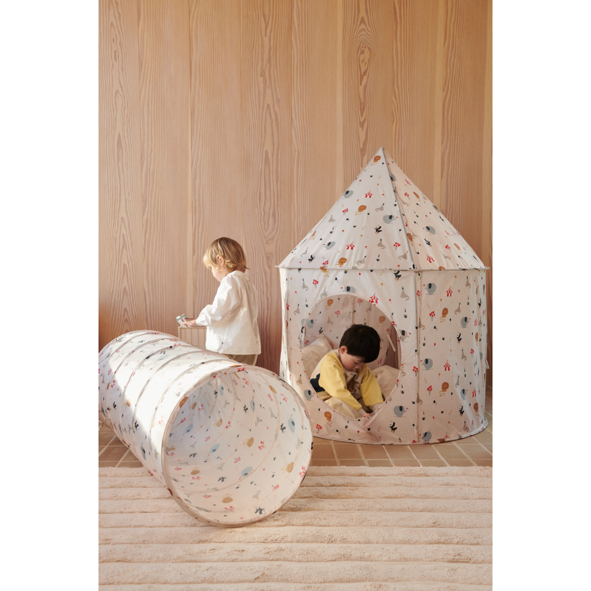 Kids playing with Liewood tunnel