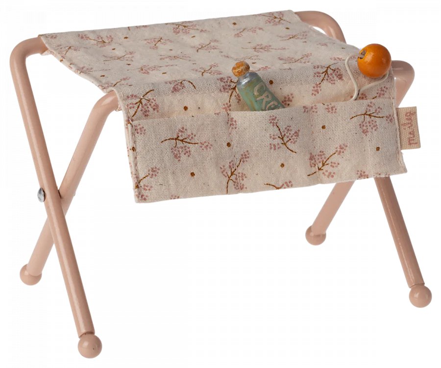 Maileg: Nursery Table, Baby mouse - Rose - Acorn & Pip_Maileg