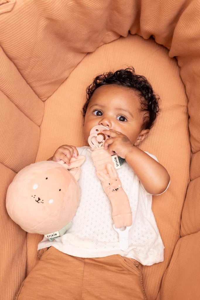 Trixie: Sound ball - Mrs. Rabbit - Acorn & Pip_Trixie